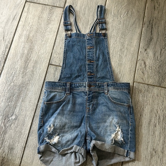 Cat & Jack Girl’s Distressed Overall Shorts 10/12 - Picture 1 of 4
